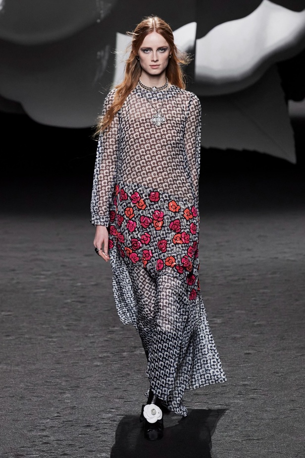 الكاميليا رمز أبدي لدار CHANEL... مجموعة خريف وشتاء 2023-2024 تزهر أناقةً وسحرًا