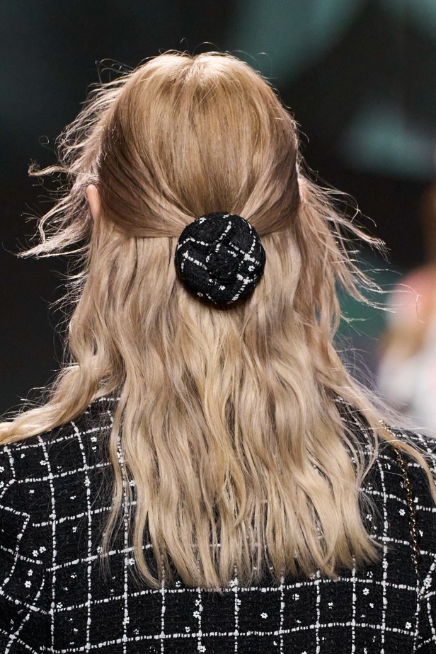 الكاميليا رمز أبدي لدار CHANEL... مجموعة خريف وشتاء 2023-2024 تزهر أناقةً وسحرًا