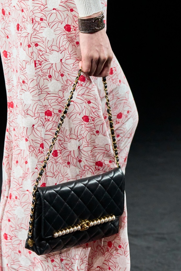 الكاميليا رمز أبدي لدار CHANEL... مجموعة خريف وشتاء 2023-2024 تزهر أناقةً وسحرًا