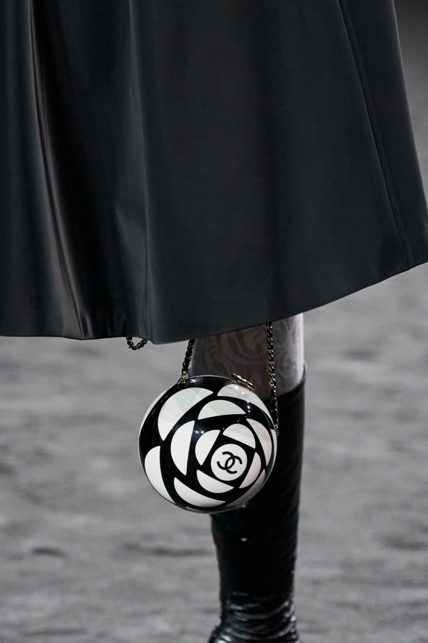 الكاميليا رمز أبدي لدار CHANEL... مجموعة خريف وشتاء 2023-2024 تزهر أناقةً وسحرًا