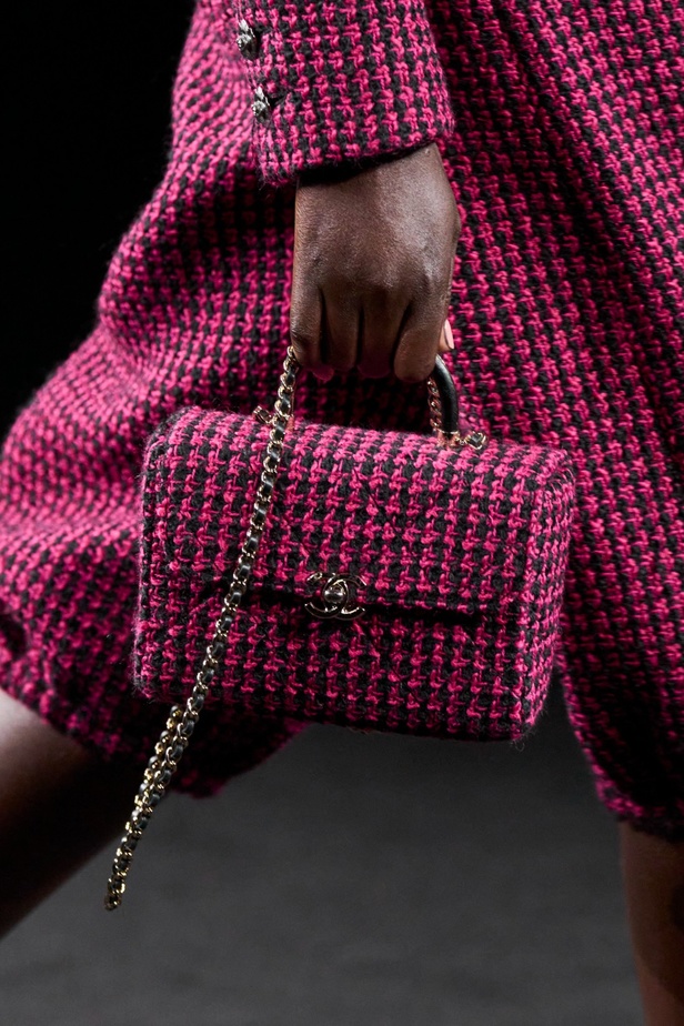 الكاميليا رمز أبدي لدار CHANEL... مجموعة خريف وشتاء 2023-2024 تزهر أناقةً وسحرًا