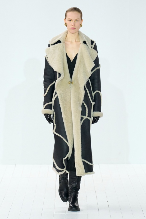 مجموعة Chloe لخريف وشتاء 2023-2024 تستكشف الأنوثة مع شغف التصاميم المستدامة