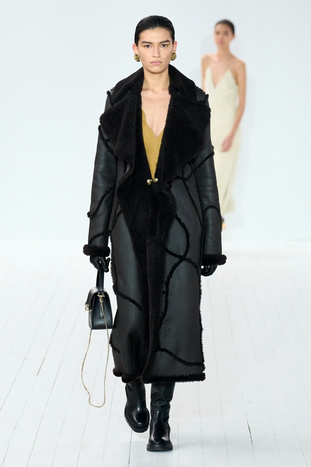 مجموعة Chloe لخريف وشتاء 2023-2024 تستكشف الأنوثة مع شغف التصاميم المستدامة