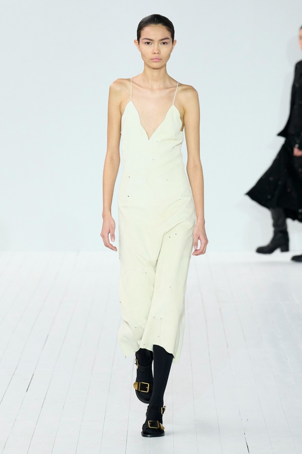 مجموعة Chloe لخريف وشتاء 2023-2024 تستكشف الأنوثة مع شغف التصاميم المستدامة