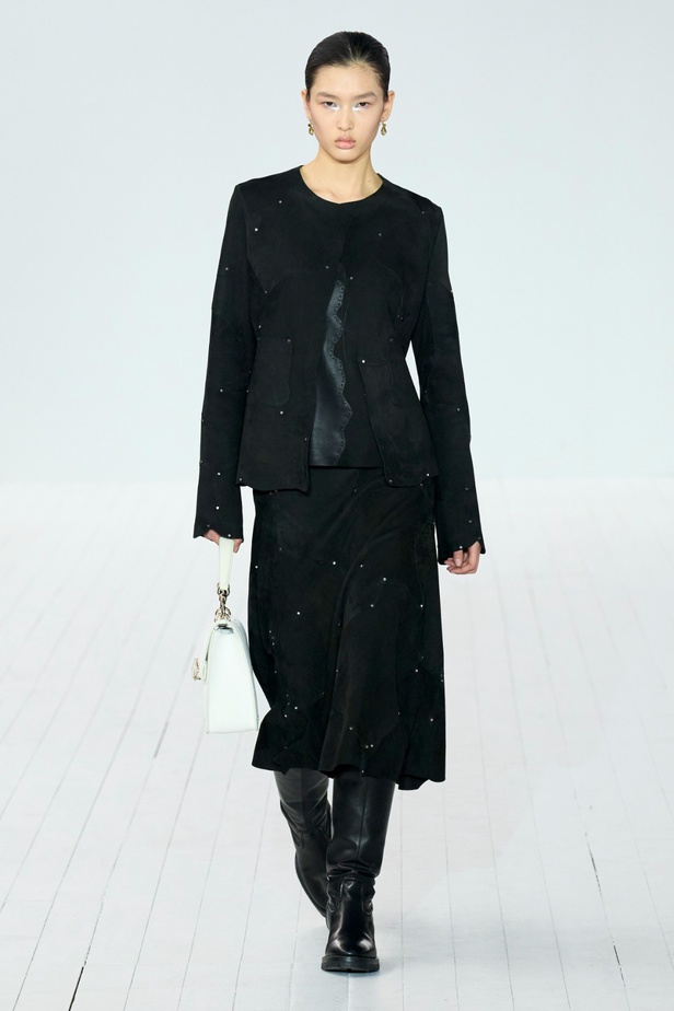 مجموعة Chloe لخريف وشتاء 2023-2024 تستكشف الأنوثة مع شغف التصاميم المستدامة