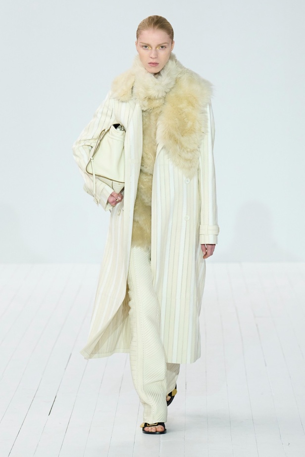 مجموعة Chloe لخريف وشتاء 2023-2024 تستكشف الأنوثة مع شغف التصاميم المستدامة