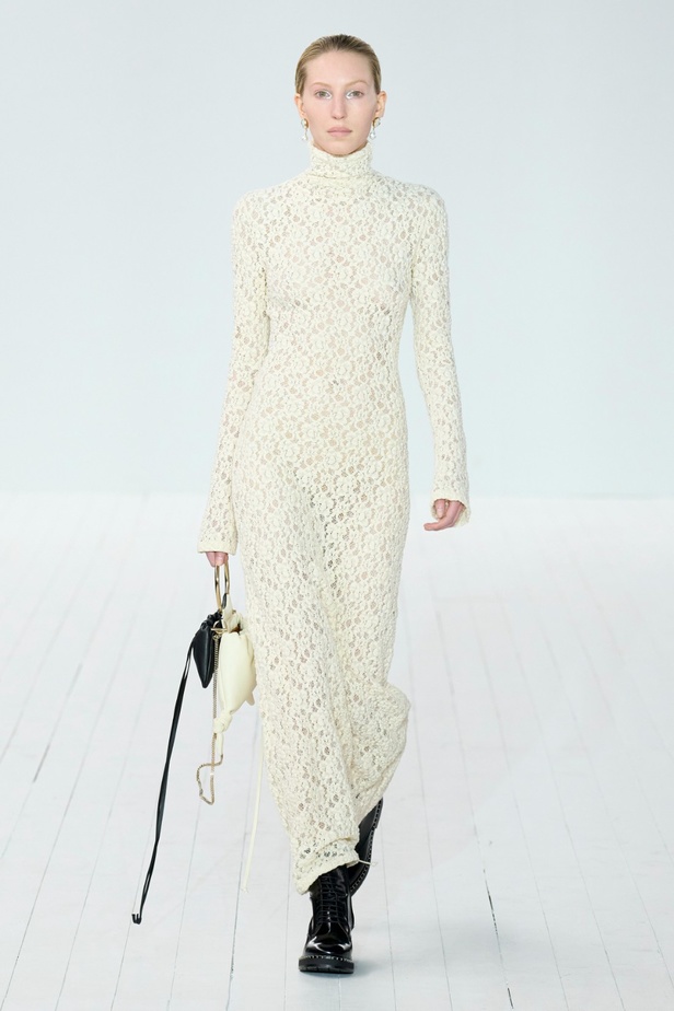 مجموعة Chloe لخريف وشتاء 2023-2024 تستكشف الأنوثة مع شغف التصاميم المستدامة