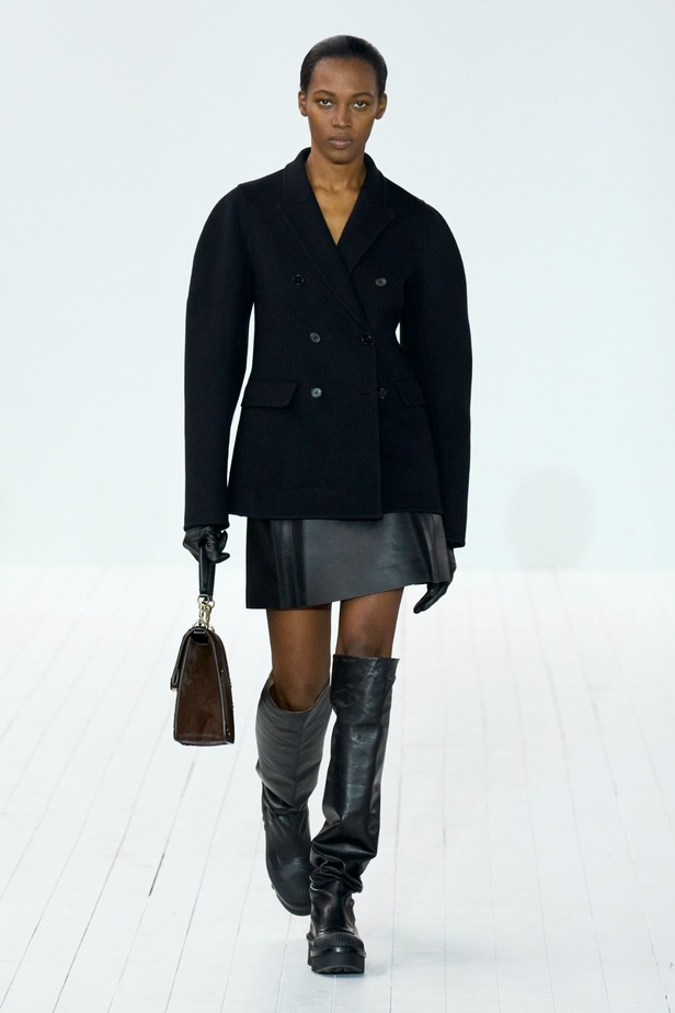 مجموعة Chloe لخريف وشتاء 2023-2024 تستكشف الأنوثة مع شغف التصاميم المستدامة