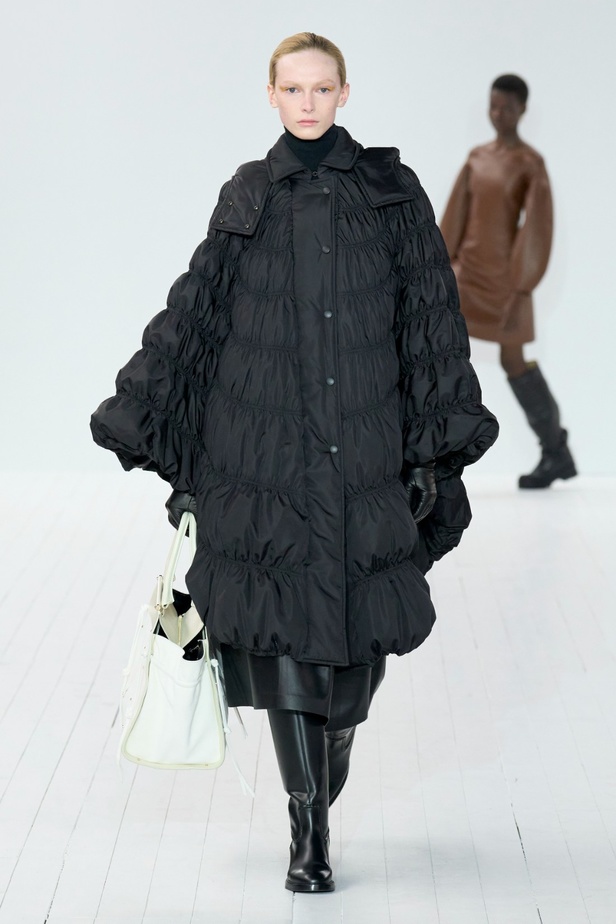 مجموعة Chloe لخريف وشتاء 2023-2024 تستكشف الأنوثة مع شغف التصاميم المستدامة