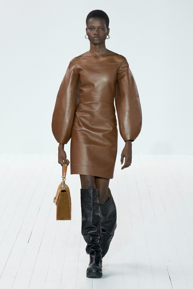 مجموعة Chloe لخريف وشتاء 2023-2024 تستكشف الأنوثة مع شغف التصاميم المستدامة