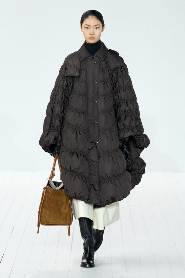 مجموعة Chloe لخريف وشتاء 2023-2024 تستكشف الأنوثة مع شغف التصاميم المستدامة