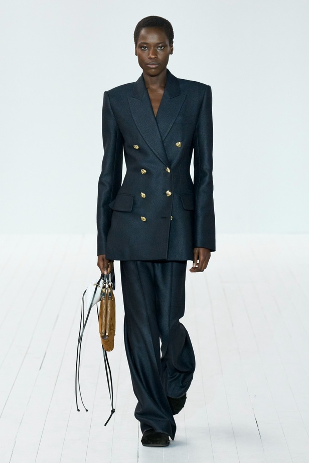 مجموعة Chloe لخريف وشتاء 2023-2024 تستكشف الأنوثة مع شغف التصاميم المستدامة