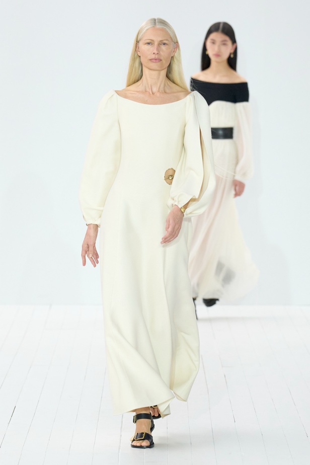 مجموعة Chloe لخريف وشتاء 2023-2024 تستكشف الأنوثة مع شغف التصاميم المستدامة