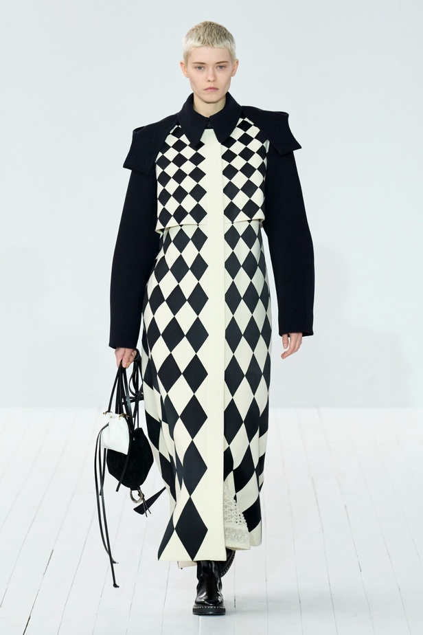 مجموعة Chloe لخريف وشتاء 2023-2024 تستكشف الأنوثة مع شغف التصاميم المستدامة