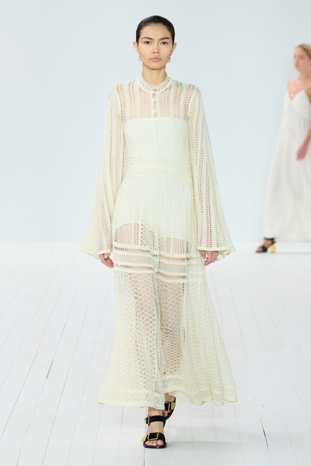 مجموعة Chloe لخريف وشتاء 2023-2024 تستكشف الأنوثة مع شغف التصاميم المستدامة