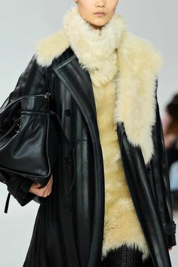 مجموعة Chloe لخريف وشتاء 2023-2024 تستكشف الأنوثة مع شغف التصاميم المستدامة