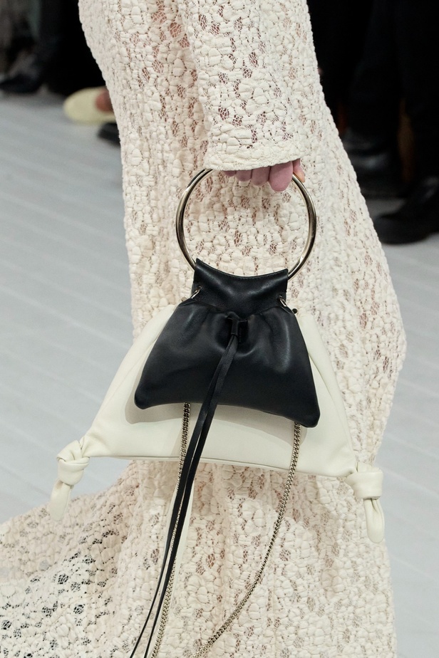 مجموعة Chloe لخريف وشتاء 2023-2024 تستكشف الأنوثة مع شغف التصاميم المستدامة