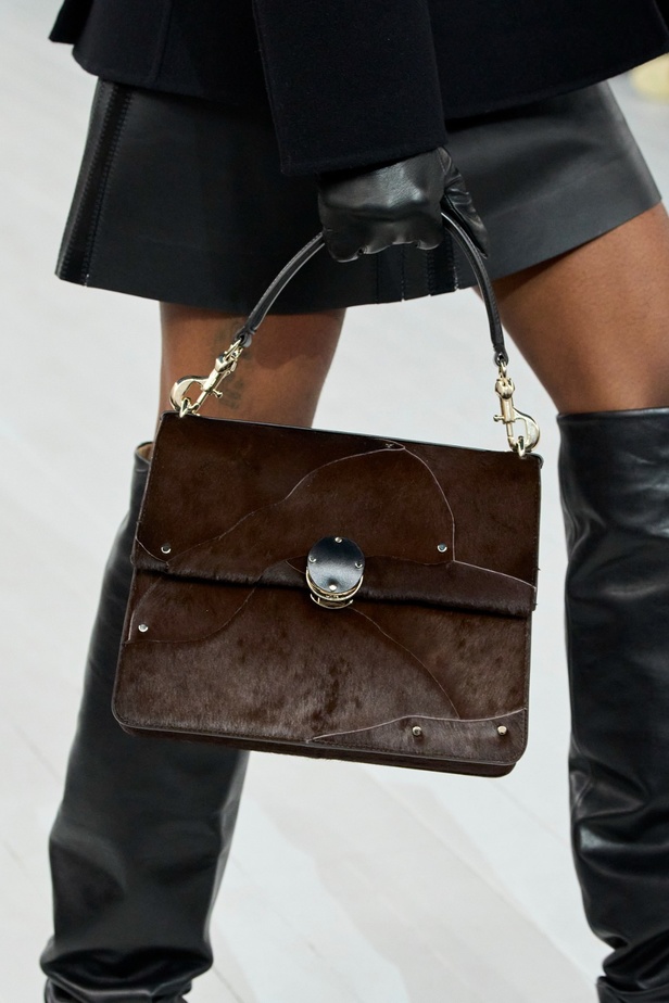 مجموعة Chloe لخريف وشتاء 2023-2024 تستكشف الأنوثة مع شغف التصاميم المستدامة