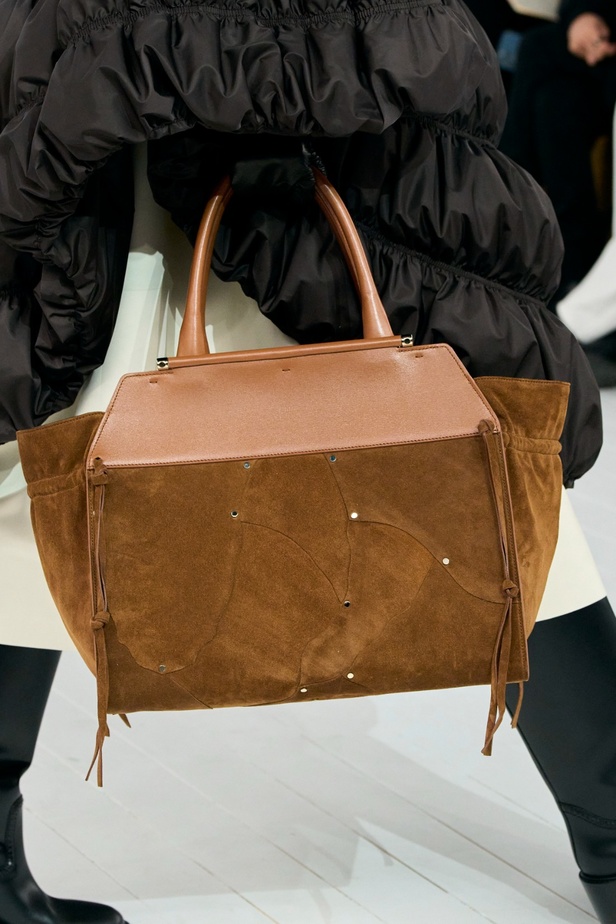 مجموعة Chloe لخريف وشتاء 2023-2024 تستكشف الأنوثة مع شغف التصاميم المستدامة