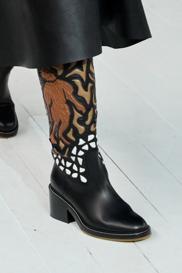 مجموعة Chloe لخريف وشتاء 2023-2024 تستكشف الأنوثة مع شغف التصاميم المستدامة