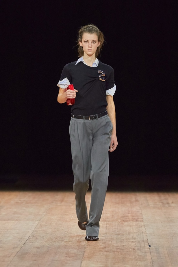 دار Coperni تخطف الأنظار مرّة جديدة... مواجهة بين عارضة الأزياء وروبوت على سترة