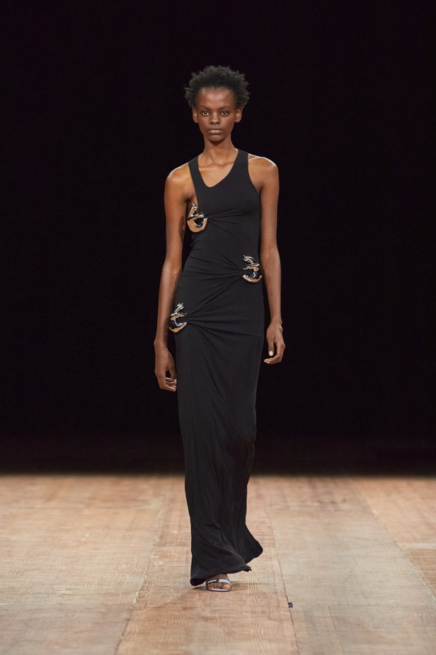 دار Coperni تخطف الأنظار مرّة جديدة... مواجهة بين عارضة الأزياء وروبوت على سترة