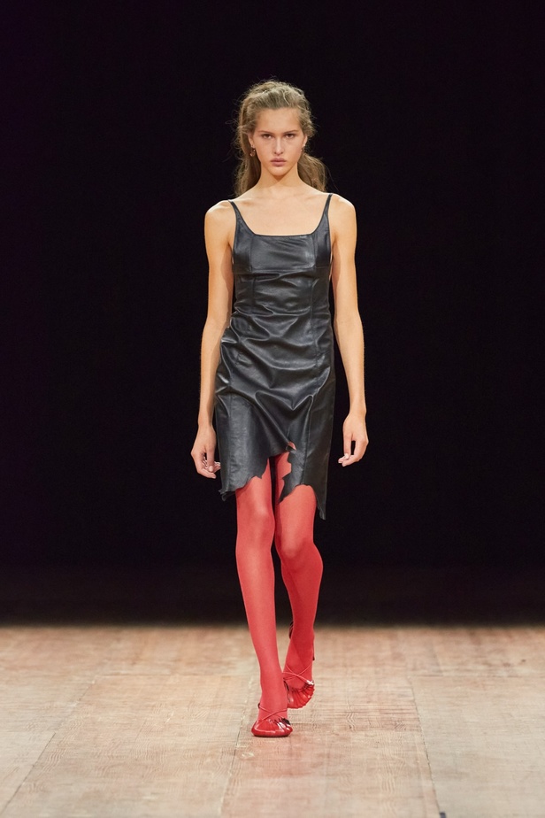 دار Coperni تخطف الأنظار مرّة جديدة... مواجهة بين عارضة الأزياء وروبوت على سترة