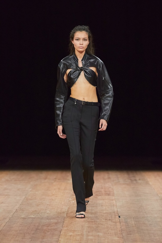 دار Coperni تخطف الأنظار مرّة جديدة... مواجهة بين عارضة الأزياء وروبوت على سترة