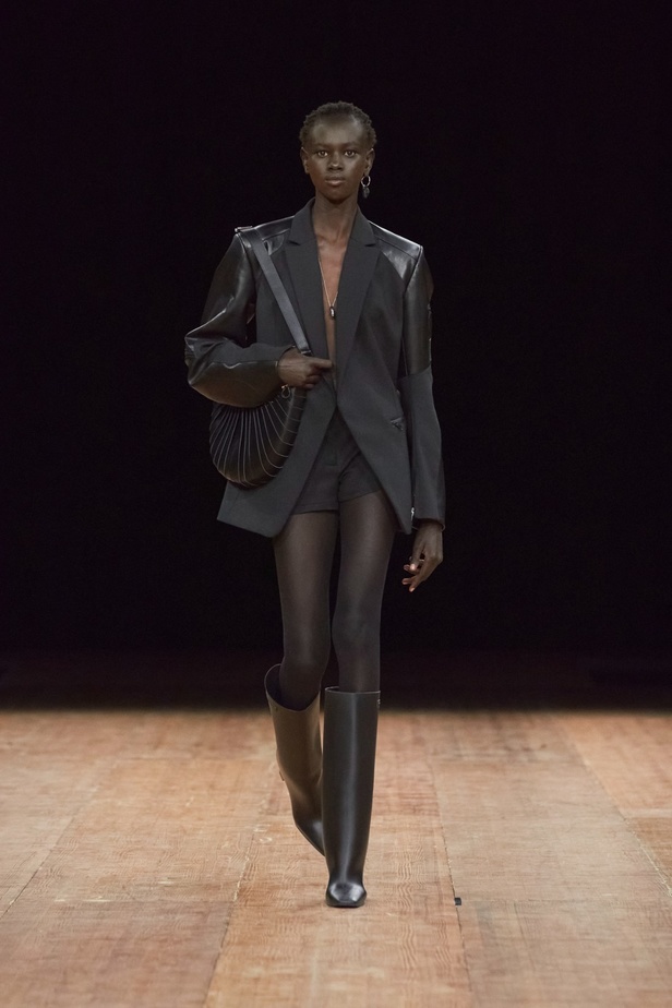 دار Coperni تخطف الأنظار مرّة جديدة... مواجهة بين عارضة الأزياء وروبوت على سترة