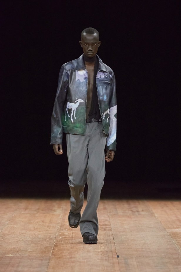 دار Coperni تخطف الأنظار مرّة جديدة... مواجهة بين عارضة الأزياء وروبوت على سترة