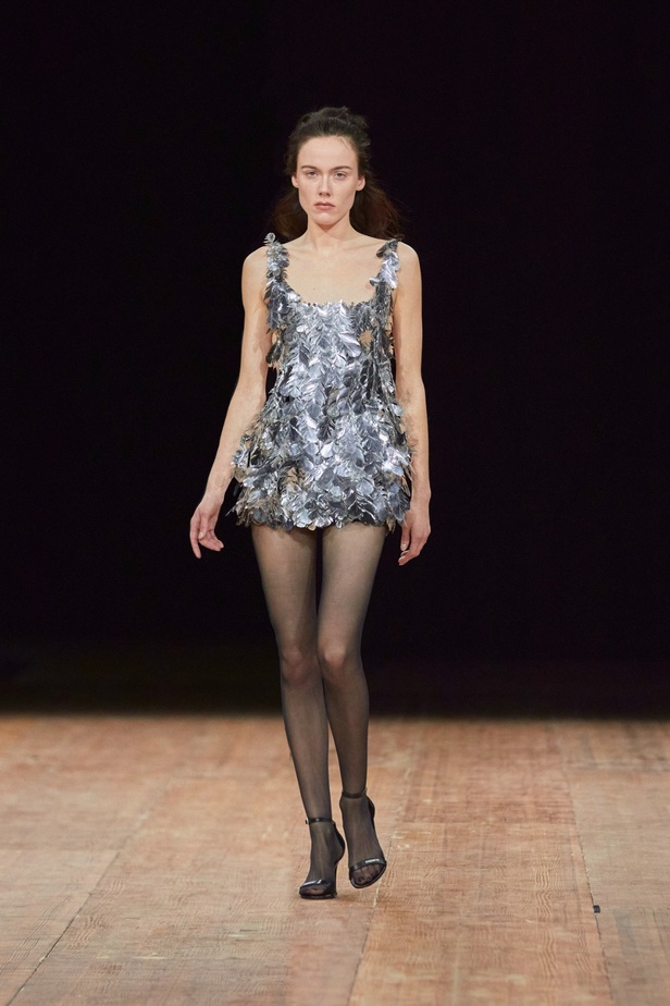 دار Coperni تخطف الأنظار مرّة جديدة... مواجهة بين عارضة الأزياء وروبوت على سترة