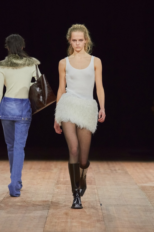 دار Coperni تخطف الأنظار مرّة جديدة... مواجهة بين عارضة الأزياء وروبوت على سترة