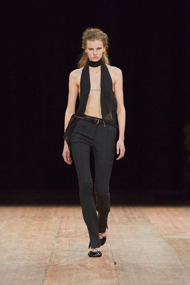 دار Coperni تخطف الأنظار مرّة جديدة... مواجهة بين عارضة الأزياء وروبوت على سترة