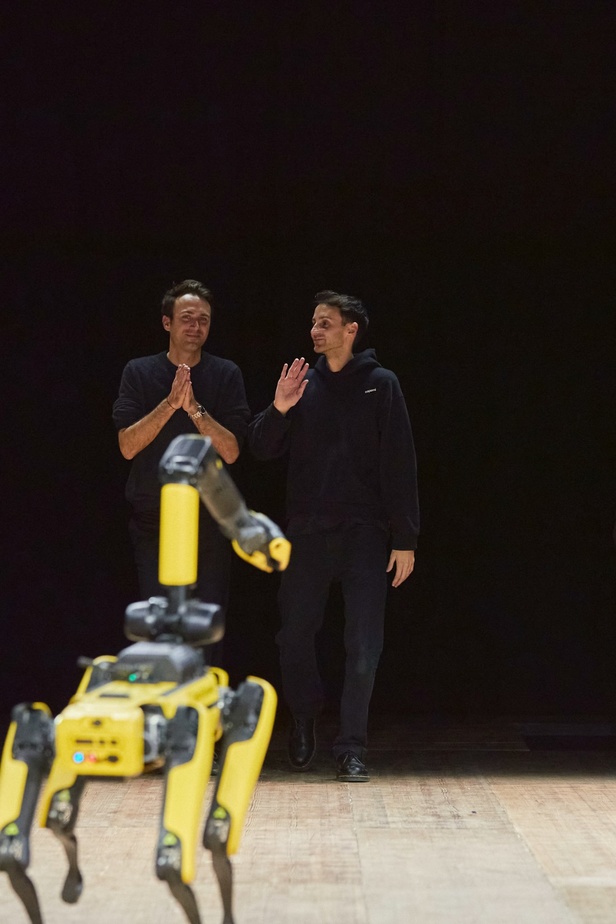 دار Coperni تخطف الأنظار مرّة جديدة... مواجهة بين عارضة الأزياء وروبوت على سترة