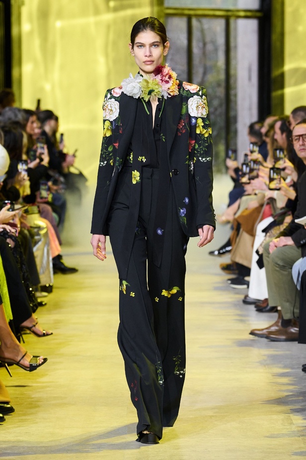 مجموعة ايلي صعب لخريف وشتاء 2023-2024 لوحة شتوية مزهرة غنيّة بالتفاصيل المبهرة