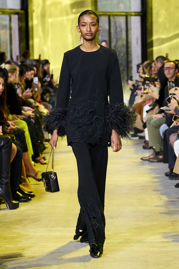 مجموعة ايلي صعب لخريف وشتاء 2023-2024 لوحة شتوية مزهرة غنيّة بالتفاصيل المبهرة