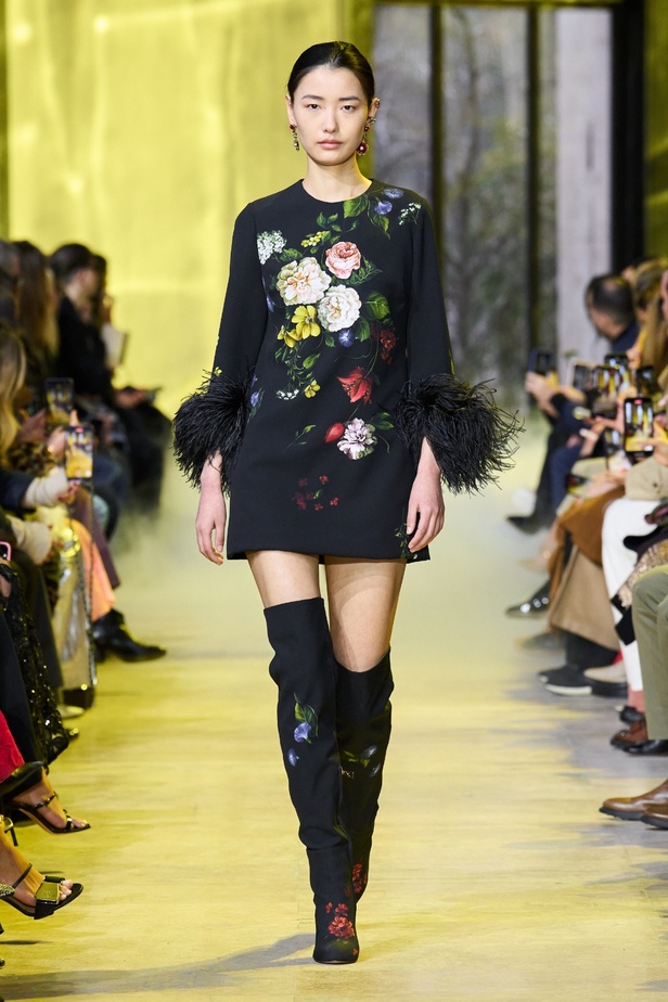 مجموعة ايلي صعب لخريف وشتاء 2023-2024 لوحة شتوية مزهرة غنيّة بالتفاصيل المبهرة