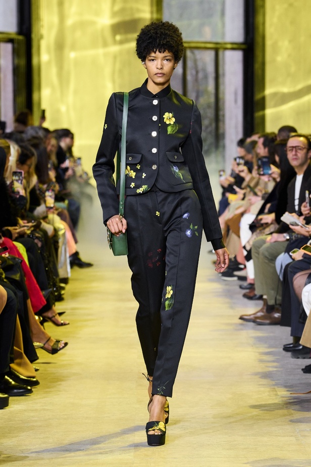 مجموعة ايلي صعب لخريف وشتاء 2023-2024 لوحة شتوية مزهرة غنيّة بالتفاصيل المبهرة