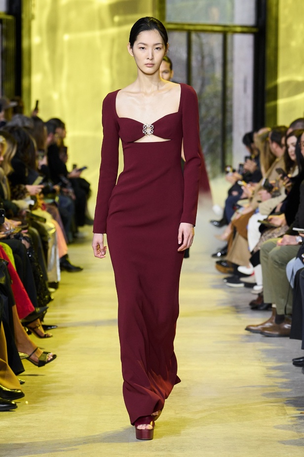 مجموعة ايلي صعب لخريف وشتاء 2023-2024 لوحة شتوية مزهرة غنيّة بالتفاصيل المبهرة