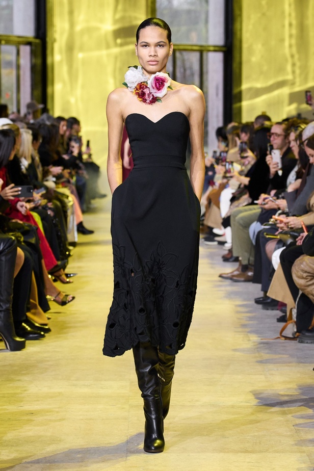 مجموعة ايلي صعب لخريف وشتاء 2023-2024 لوحة شتوية مزهرة غنيّة بالتفاصيل المبهرة