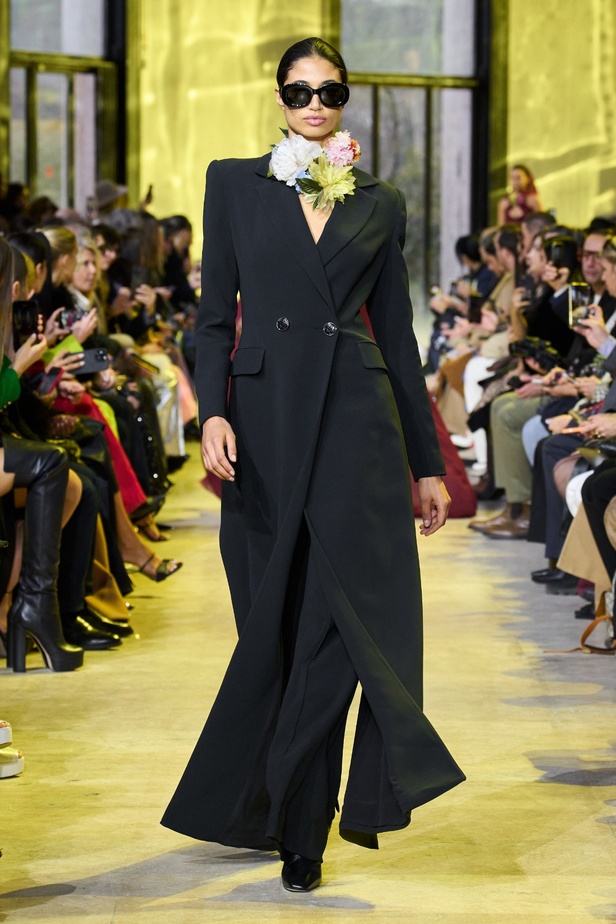 مجموعة ايلي صعب لخريف وشتاء 2023-2024 لوحة شتوية مزهرة غنيّة بالتفاصيل المبهرة