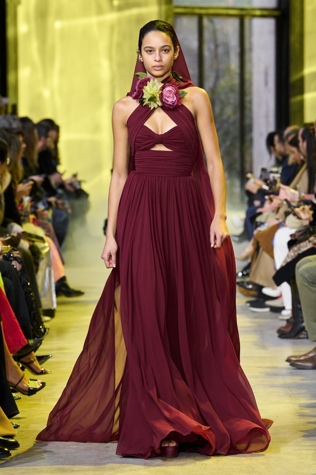 مجموعة ايلي صعب لخريف وشتاء 2023-2024 لوحة شتوية مزهرة غنيّة بالتفاصيل المبهرة