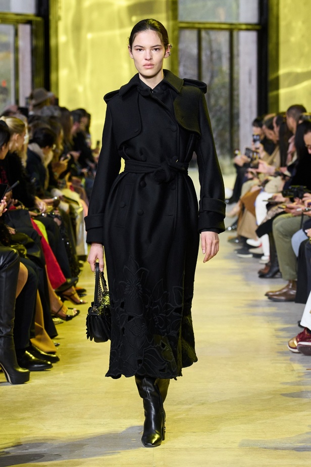 مجموعة ايلي صعب لخريف وشتاء 2023-2024 لوحة شتوية مزهرة غنيّة بالتفاصيل المبهرة