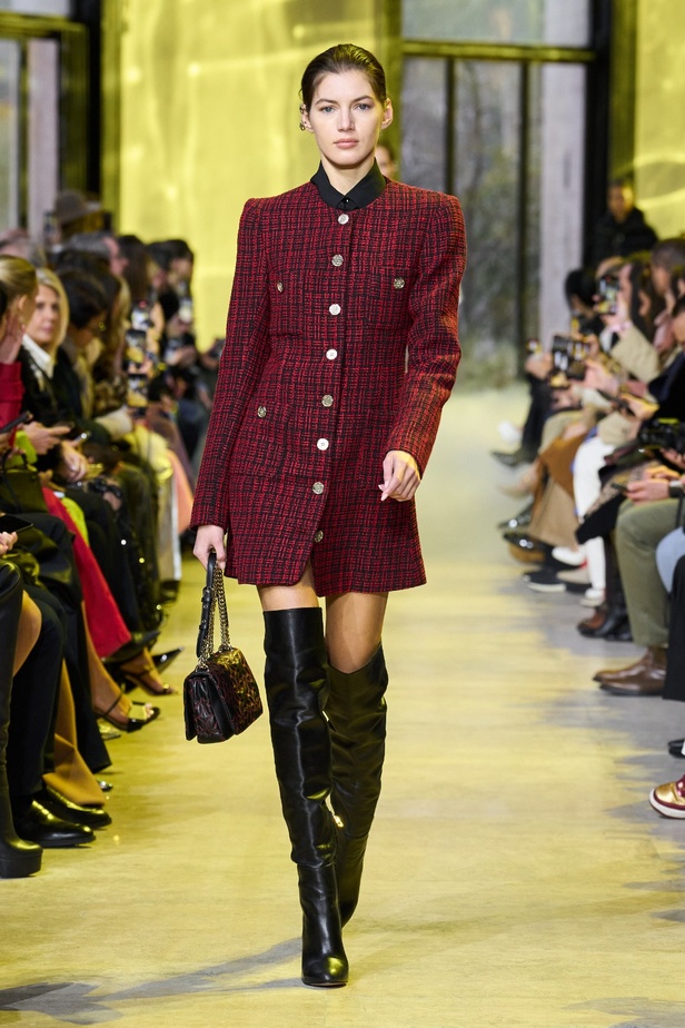 مجموعة ايلي صعب لخريف وشتاء 2023-2024 لوحة شتوية مزهرة غنيّة بالتفاصيل المبهرة