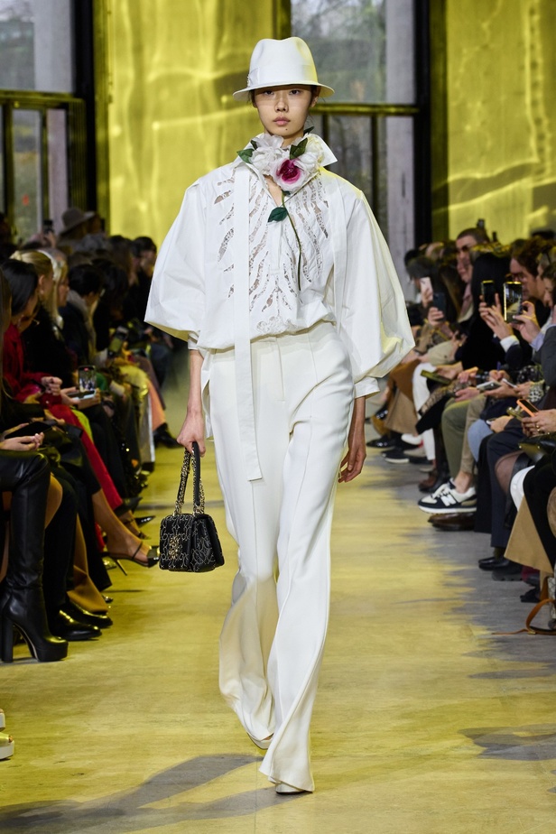 مجموعة ايلي صعب لخريف وشتاء 2023-2024 لوحة شتوية مزهرة غنيّة بالتفاصيل المبهرة