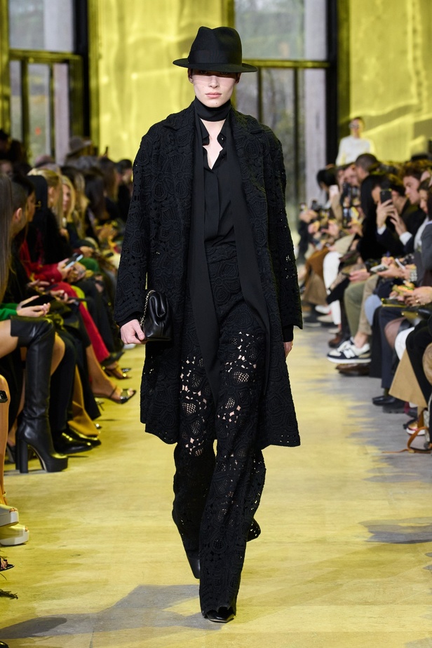 مجموعة ايلي صعب لخريف وشتاء 2023-2024 لوحة شتوية مزهرة غنيّة بالتفاصيل المبهرة