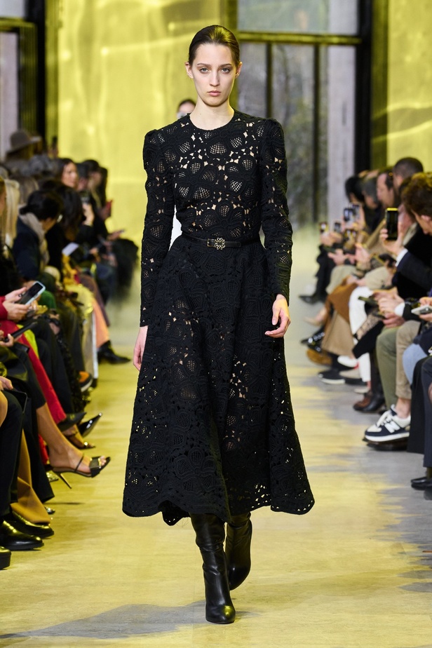 مجموعة ايلي صعب لخريف وشتاء 2023-2024 لوحة شتوية مزهرة غنيّة بالتفاصيل المبهرة