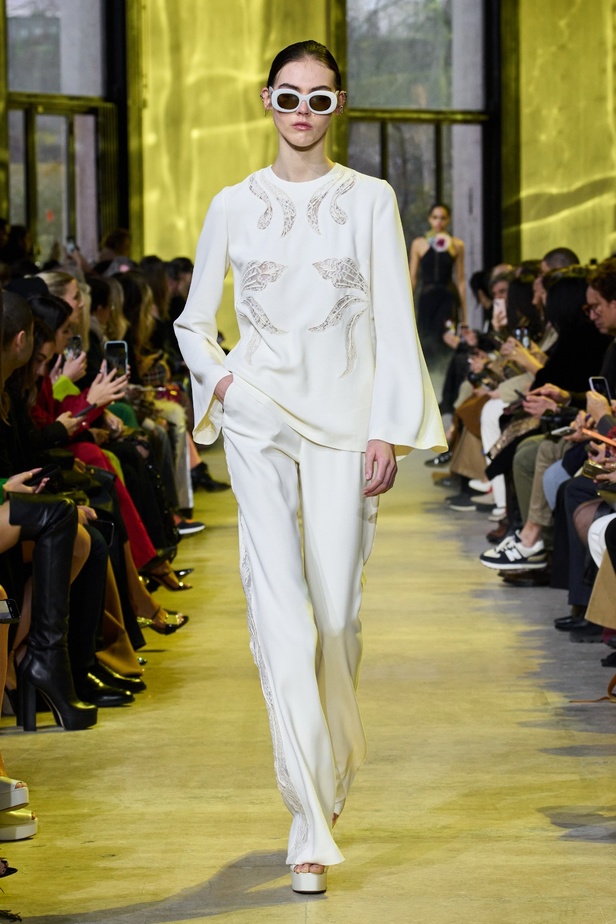 مجموعة ايلي صعب لخريف وشتاء 2023-2024 لوحة شتوية مزهرة غنيّة بالتفاصيل المبهرة