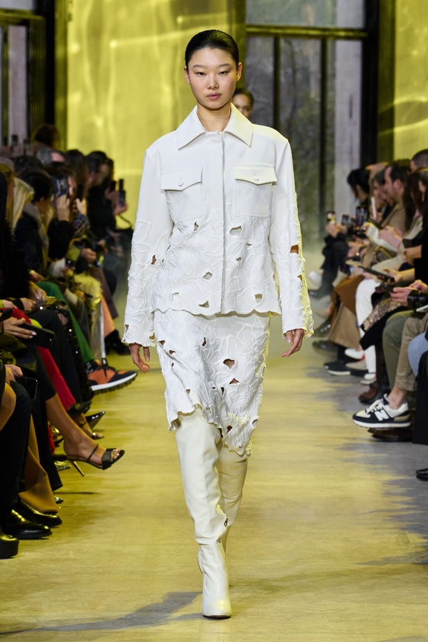 مجموعة ايلي صعب لخريف وشتاء 2023-2024 لوحة شتوية مزهرة غنيّة بالتفاصيل المبهرة