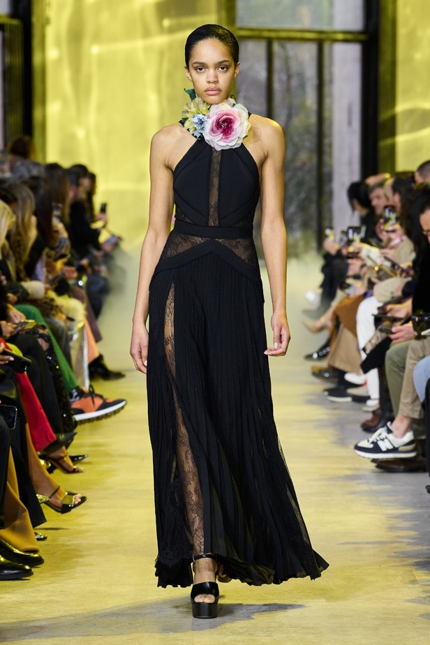 مجموعة ايلي صعب لخريف وشتاء 2023-2024 لوحة شتوية مزهرة غنيّة بالتفاصيل المبهرة